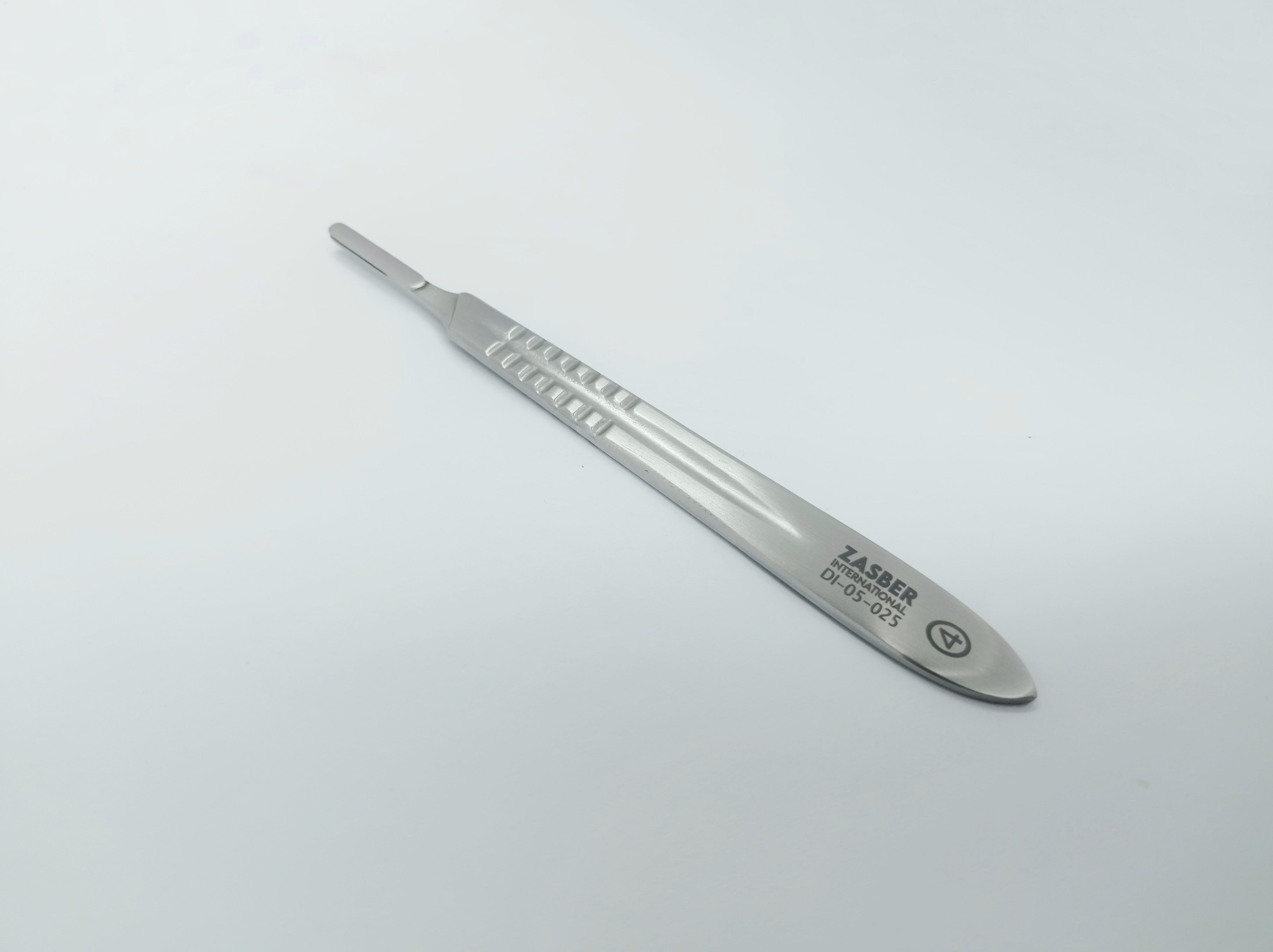 Scalpel blade holder