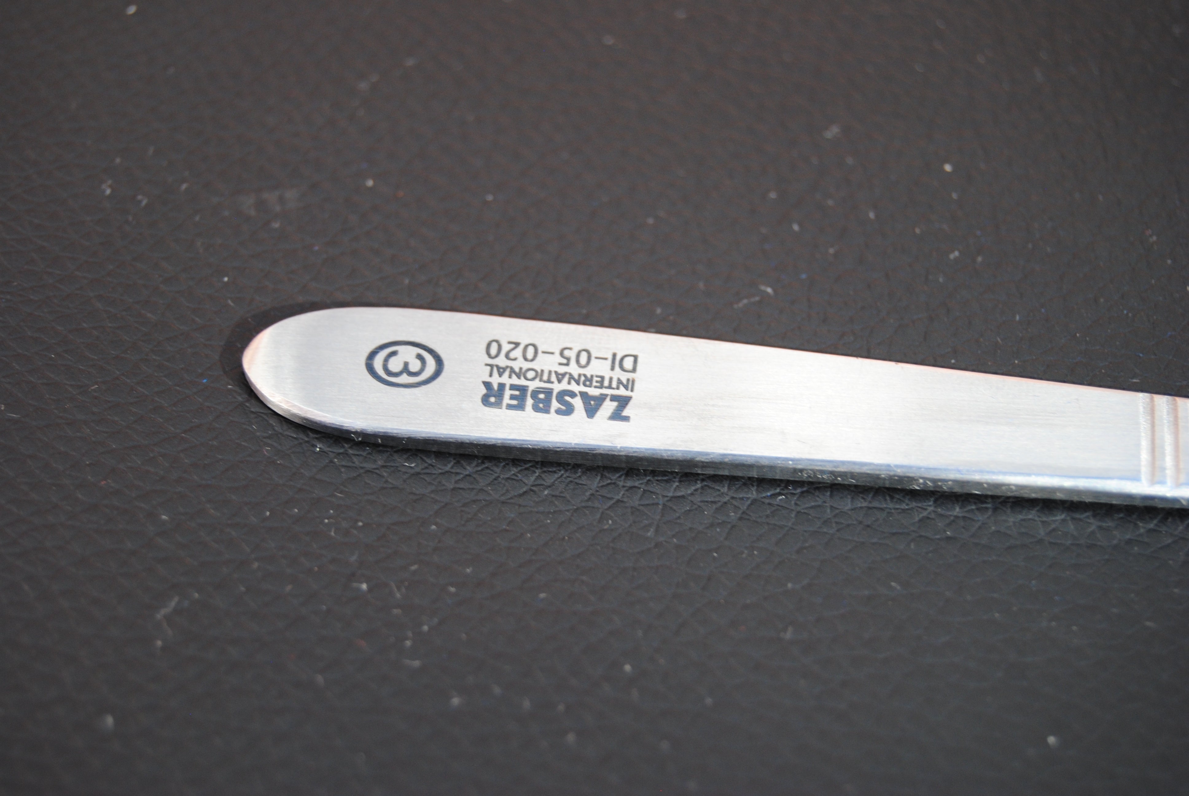 Scalpel blade holder